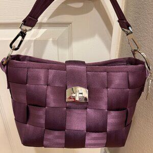 Purple Harvey's Seatbelt bag. Zipper is bad